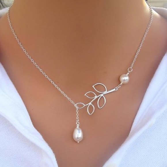 Jewelry - NWOT Silver tree leaf pendant necklace